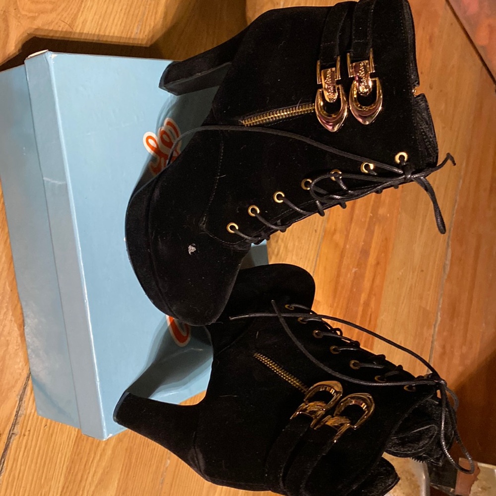 Boots brand new